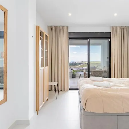 Апартаменты Luxury 2 Bed With Sea View